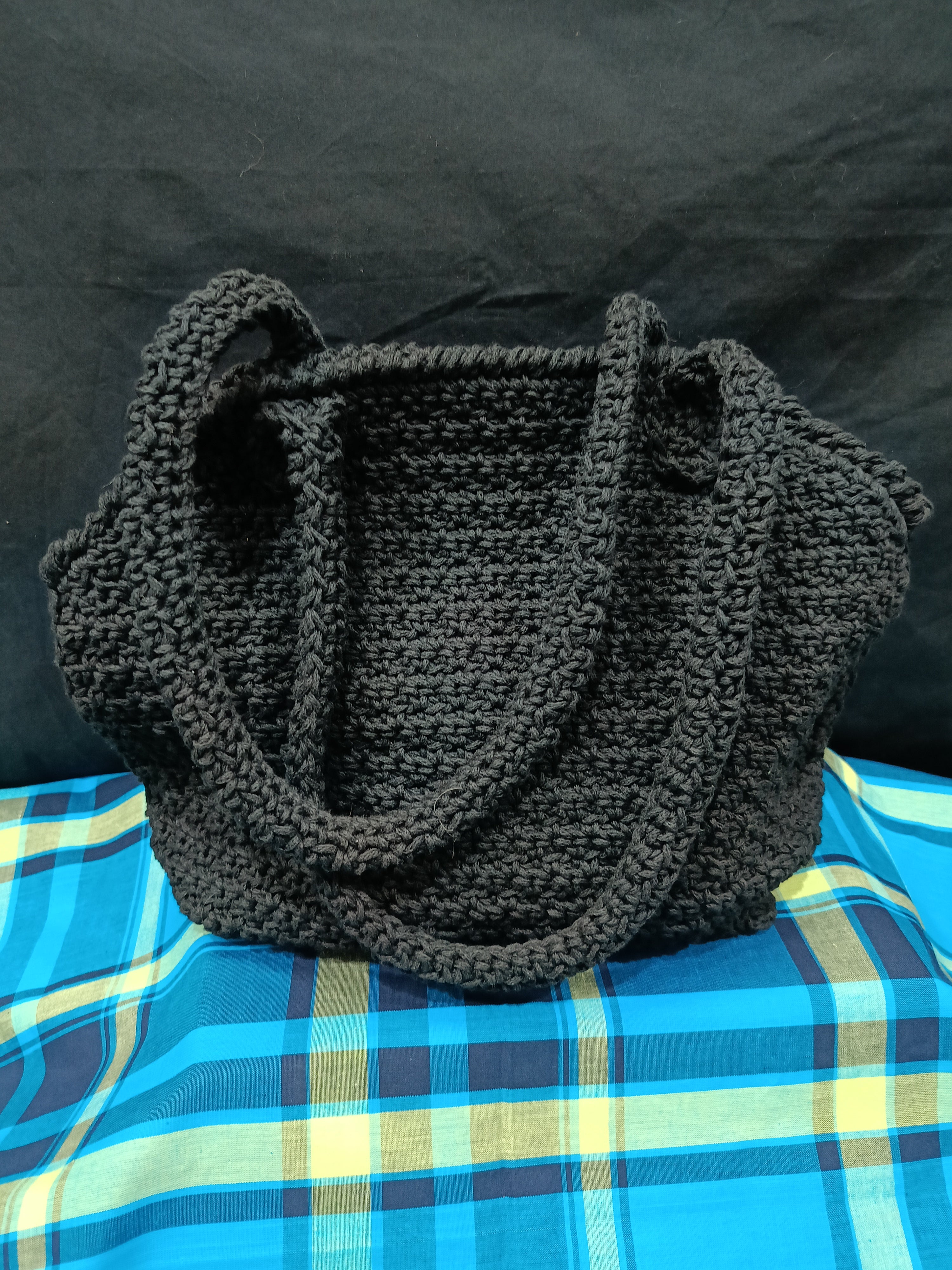 Sac à main en crochet noir avec poches - Fait main 28x37cm